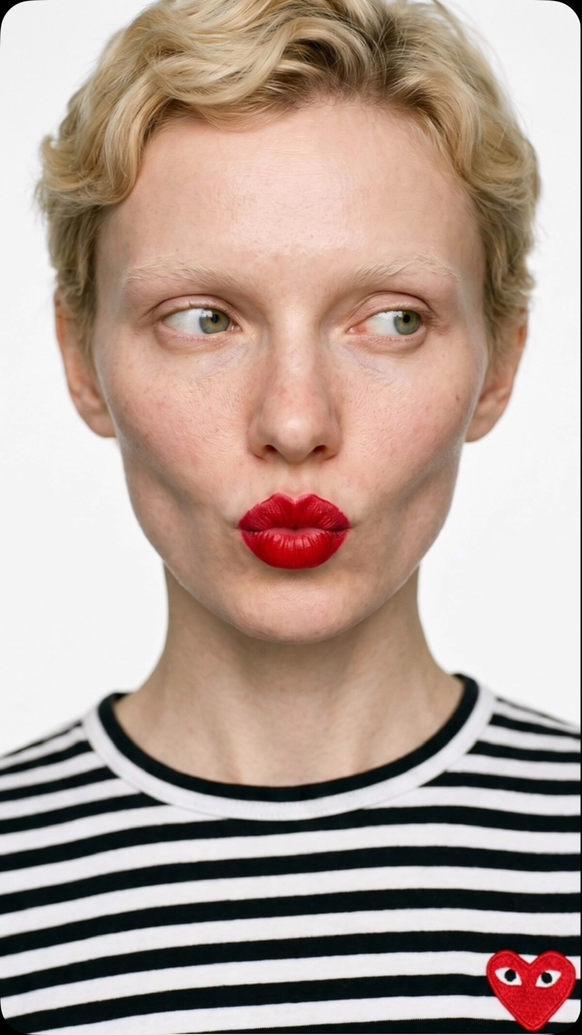 Close de beleza com batom vermelho e textura natural de pele